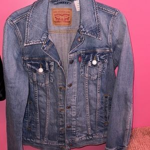 Levi denim jacket with pockets
